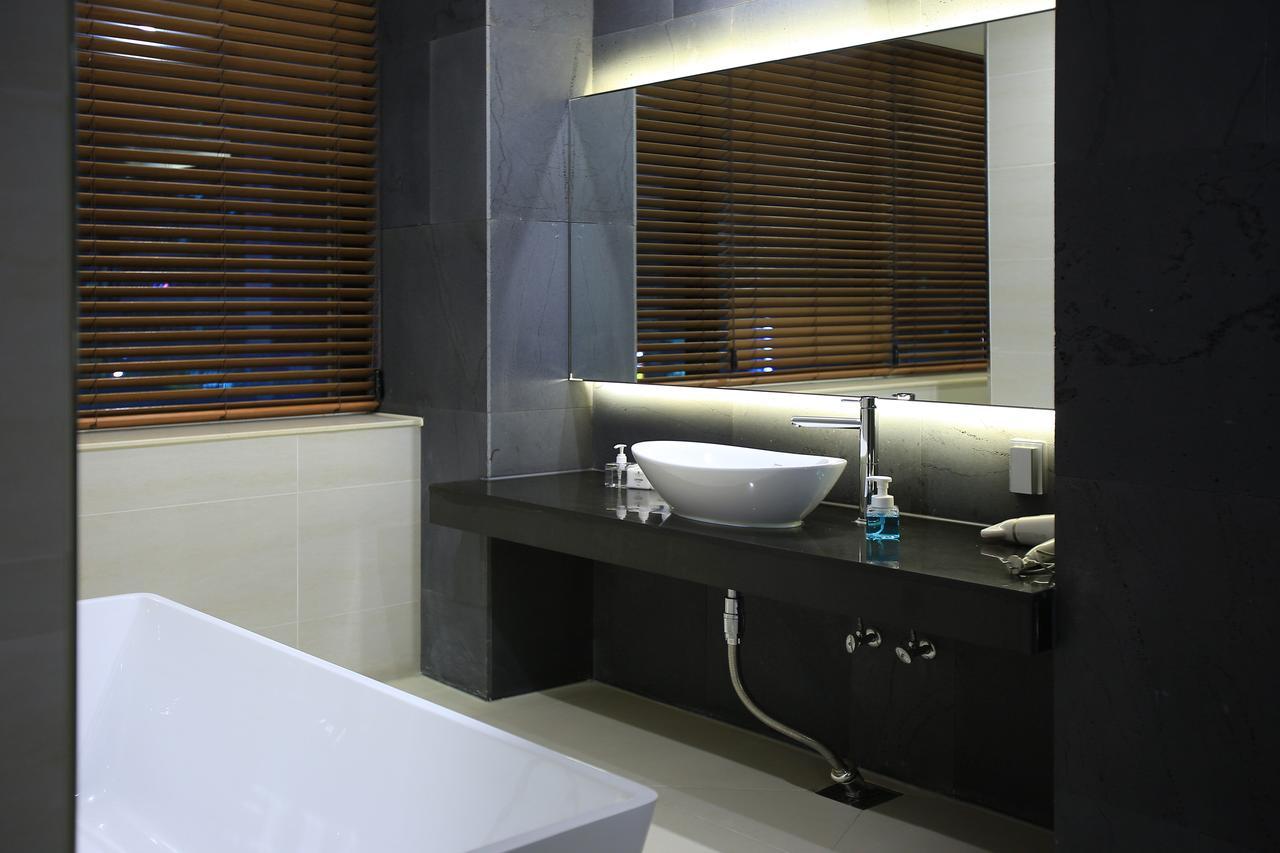 Suwon Top Cloud Hotel Bagian luar foto