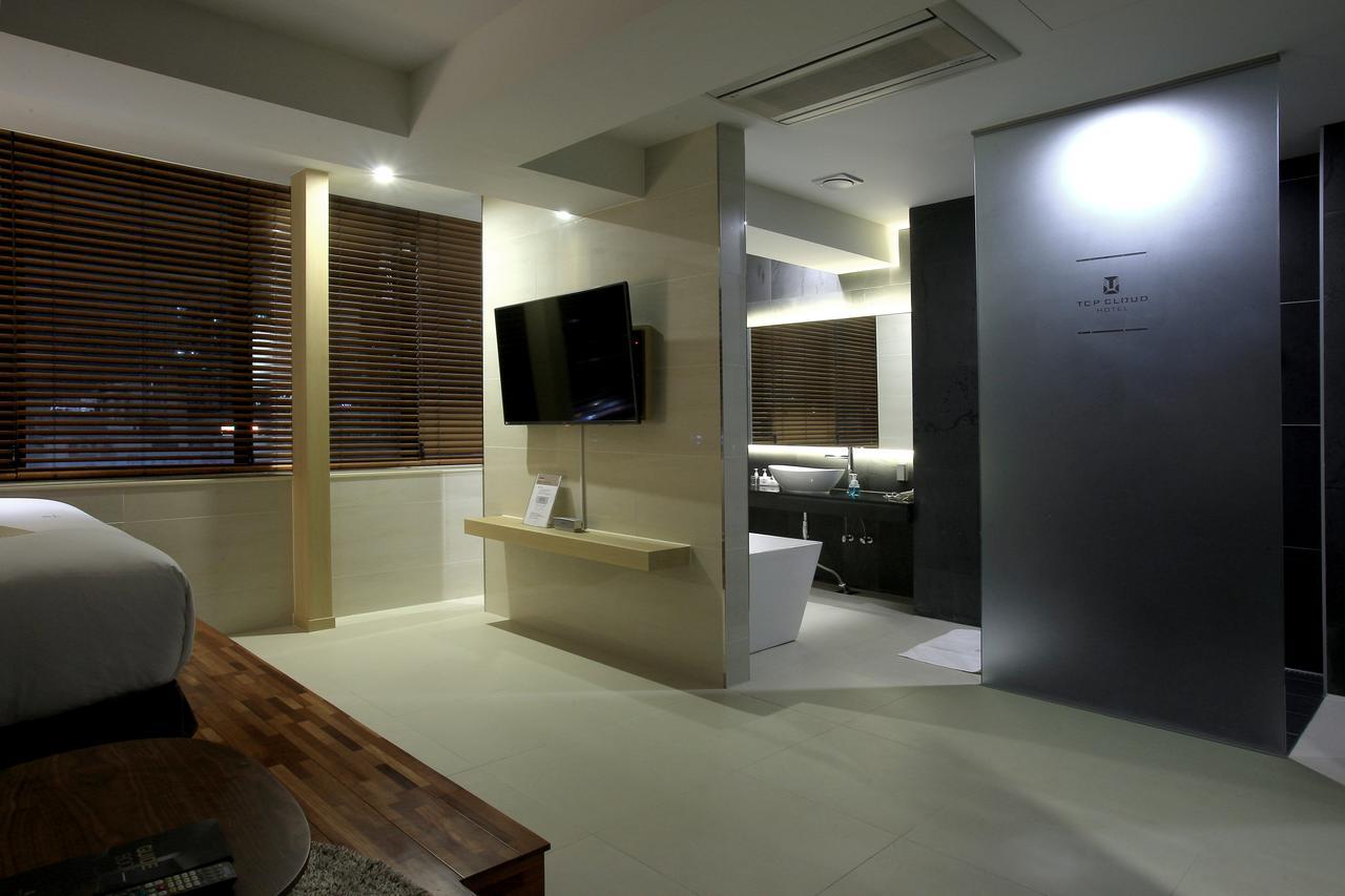 Suwon Top Cloud Hotel Bagian luar foto