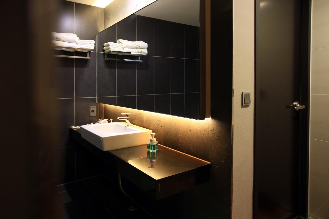 Suwon Top Cloud Hotel Bagian luar foto