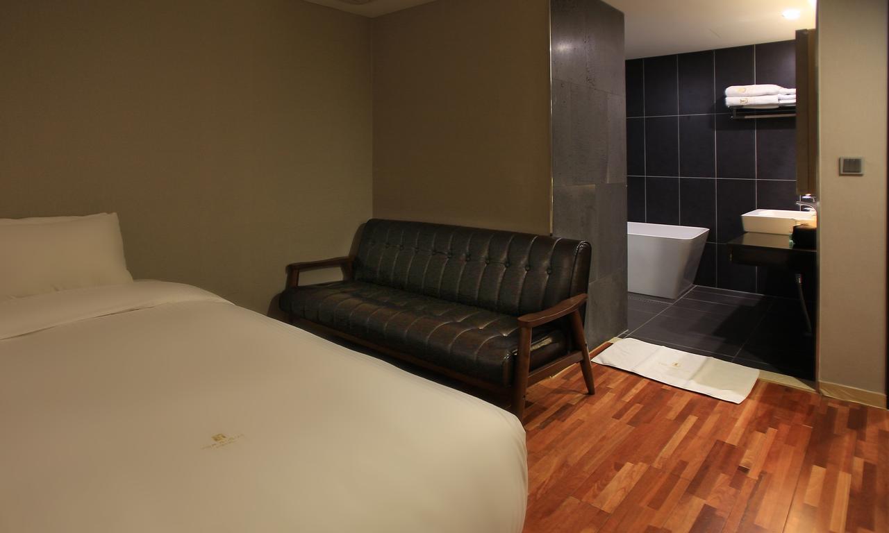 Suwon Top Cloud Hotel Bagian luar foto