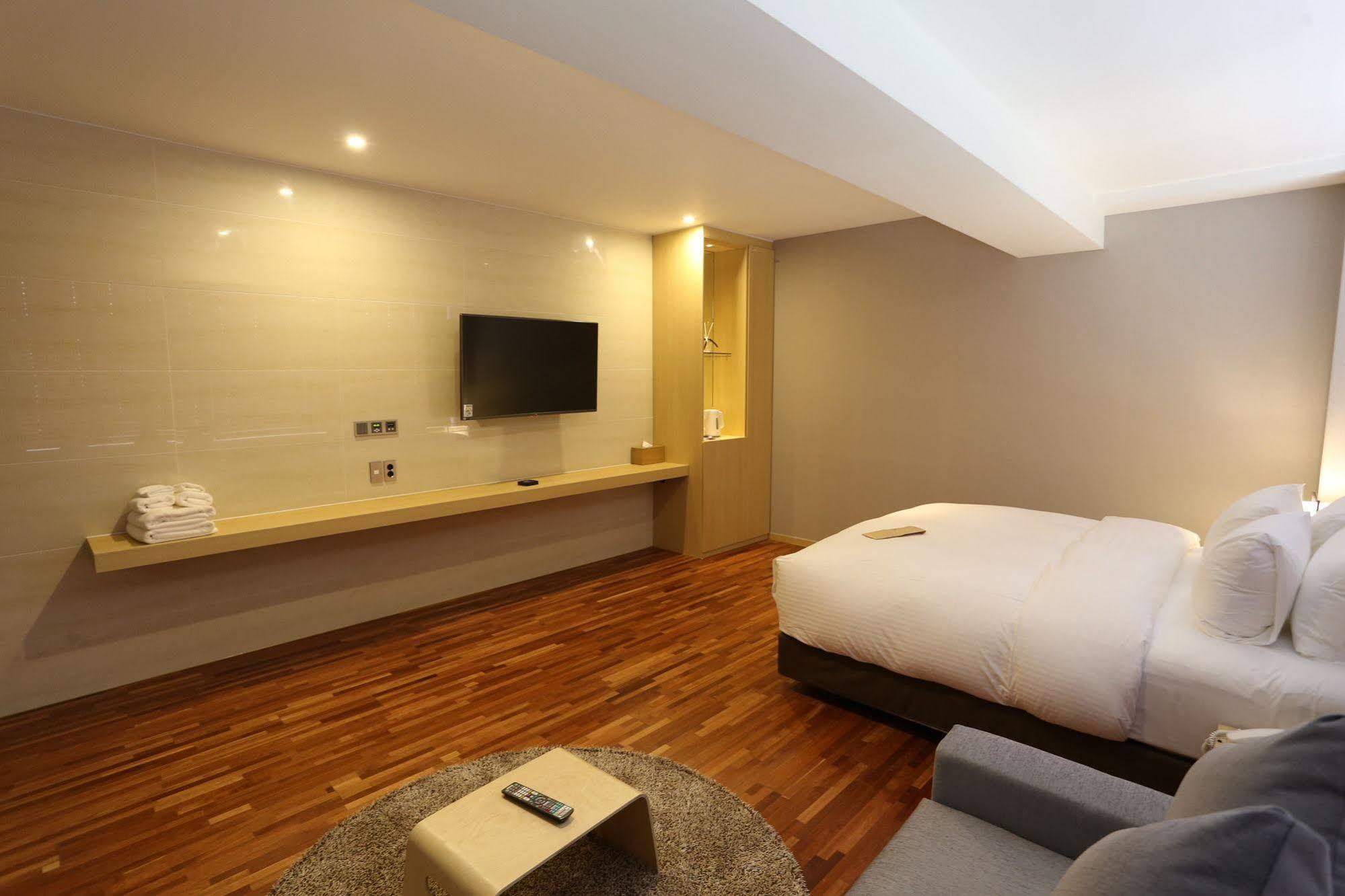 Suwon Top Cloud Hotel Bagian luar foto
