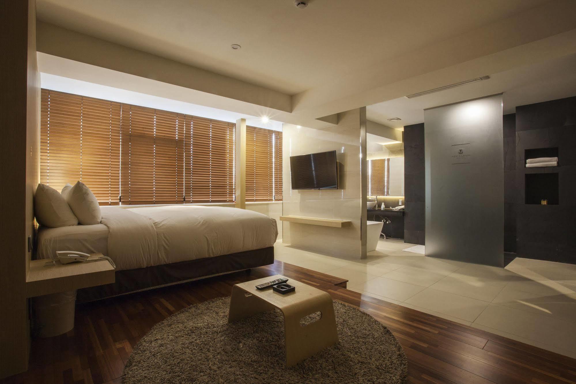 Suwon Top Cloud Hotel Bagian luar foto