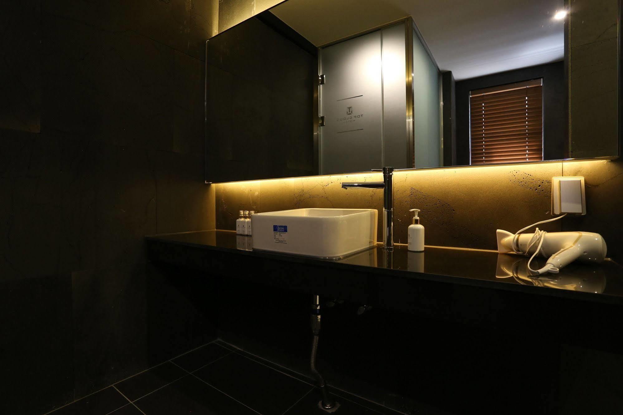 Suwon Top Cloud Hotel Bagian luar foto