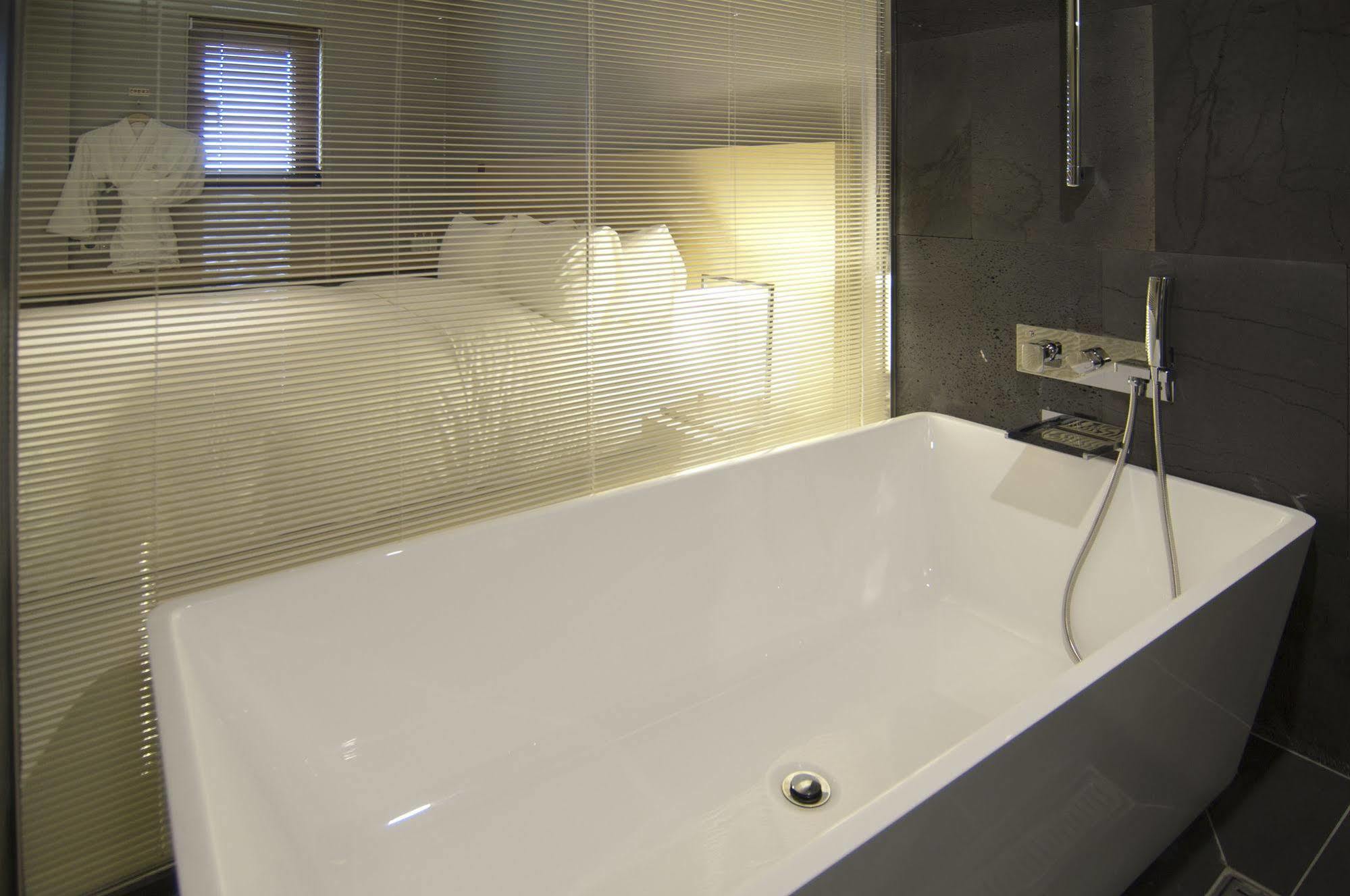 Suwon Top Cloud Hotel Bagian luar foto