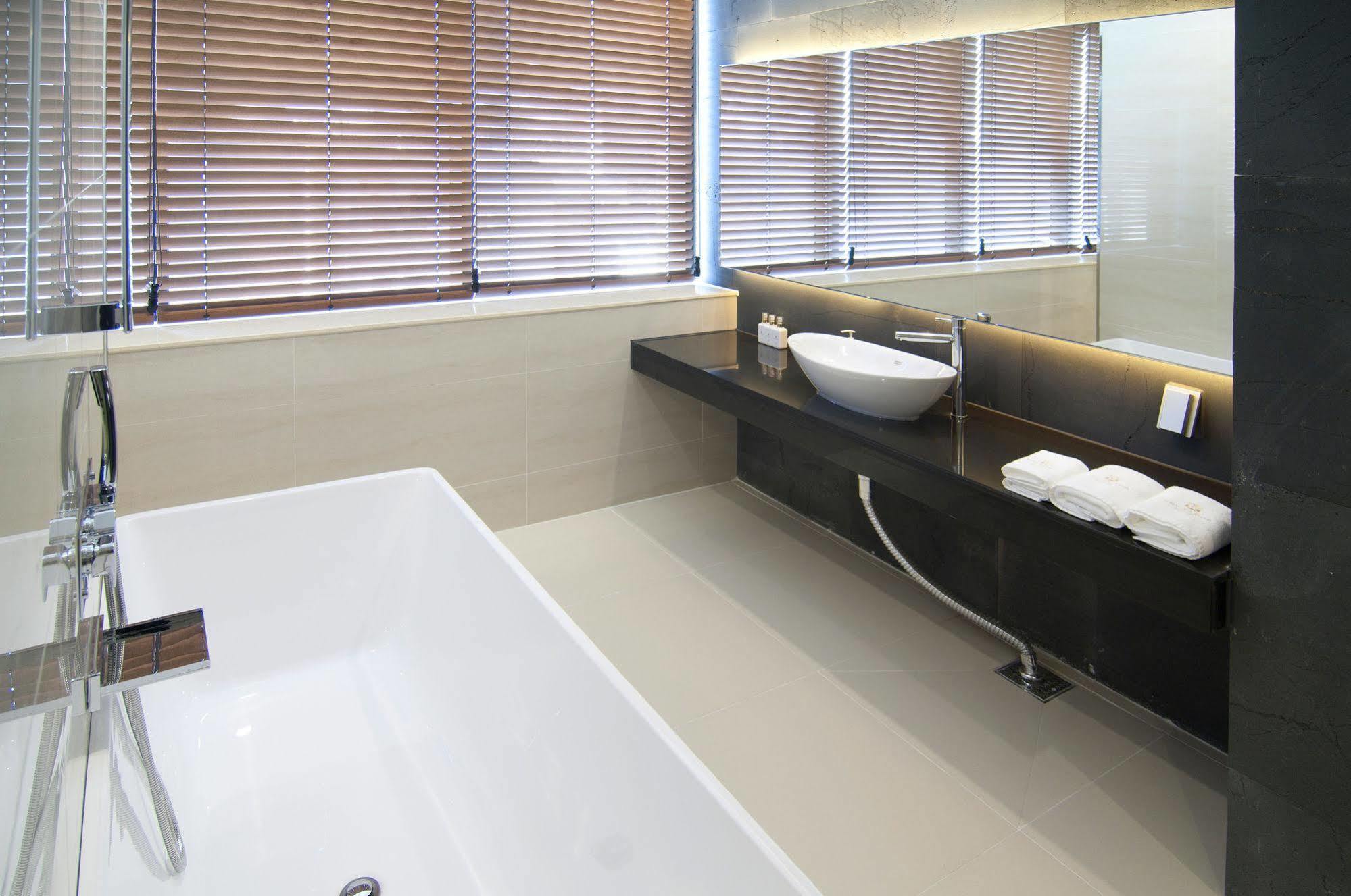 Suwon Top Cloud Hotel Bagian luar foto