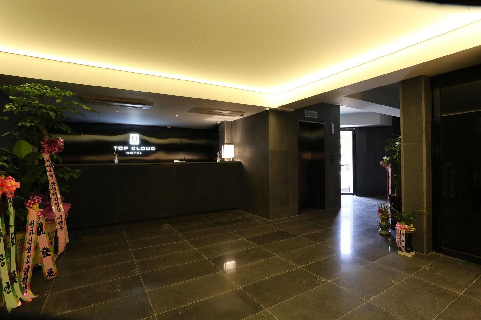Suwon Top Cloud Hotel Bagian luar foto
