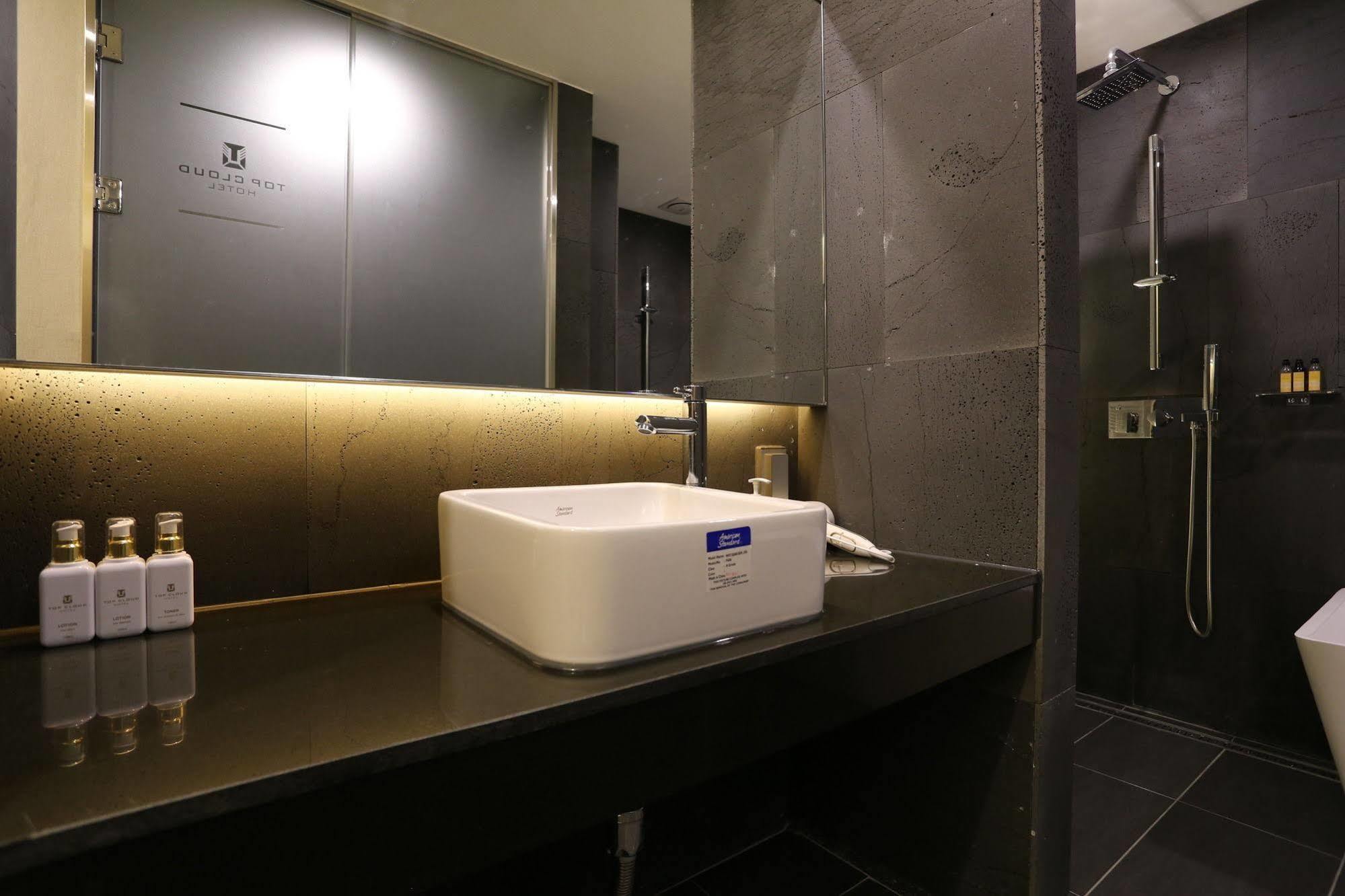 Suwon Top Cloud Hotel Bagian luar foto