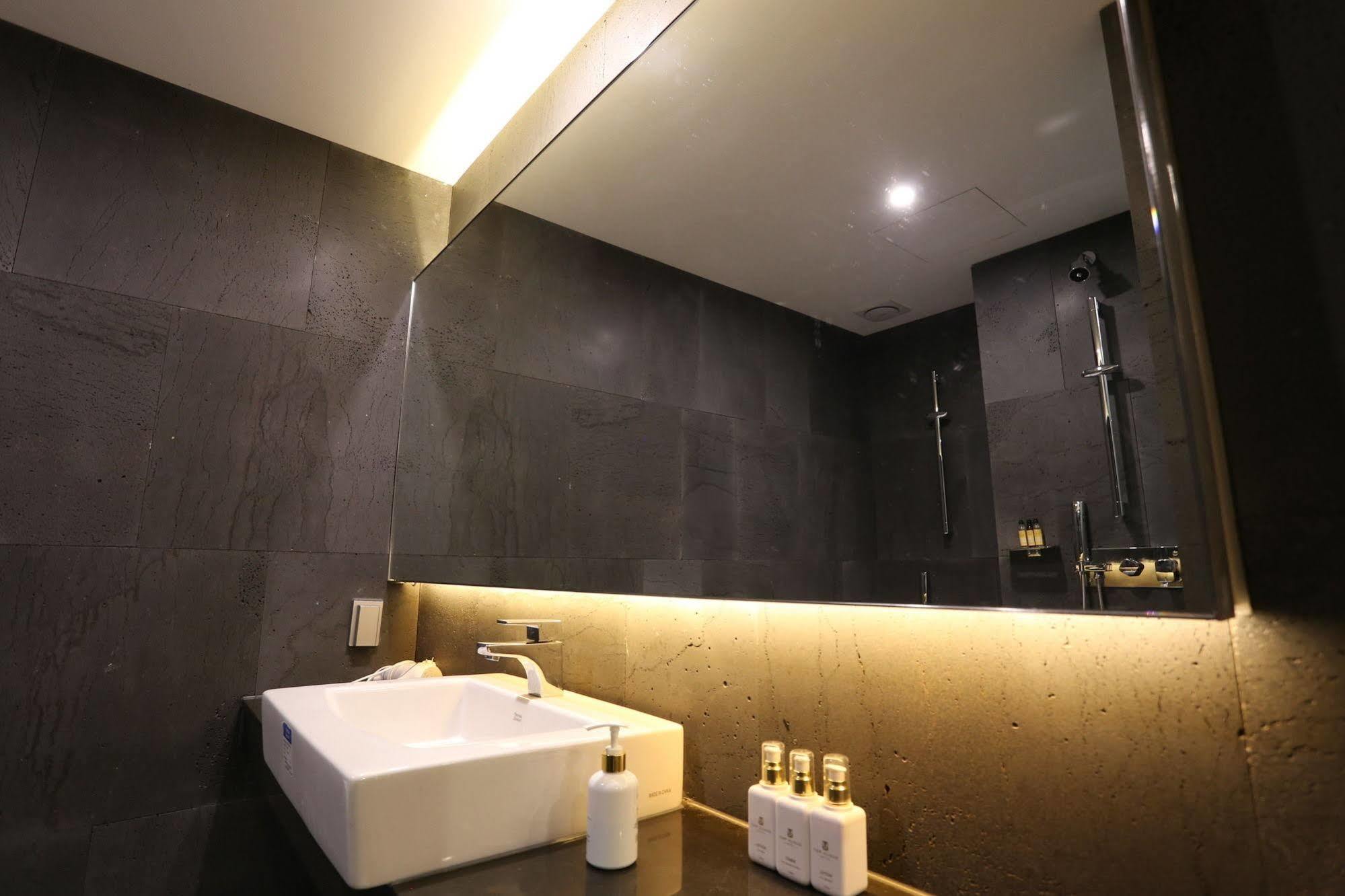 Suwon Top Cloud Hotel Bagian luar foto